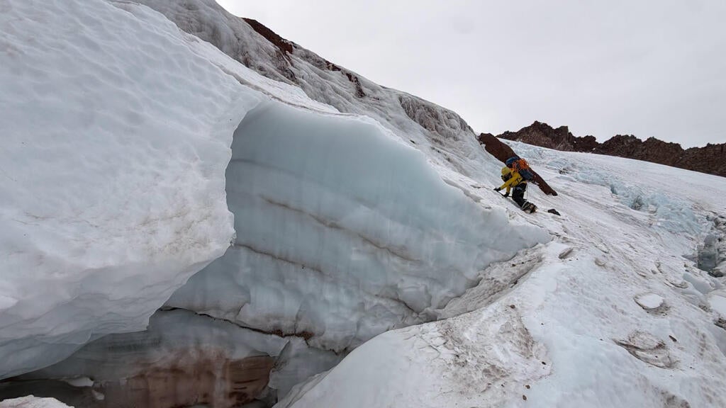 Florida man injured climbing California's Mount Shasta rescued after 2 nights in freezing temps — CBS Miami, Danville Health news