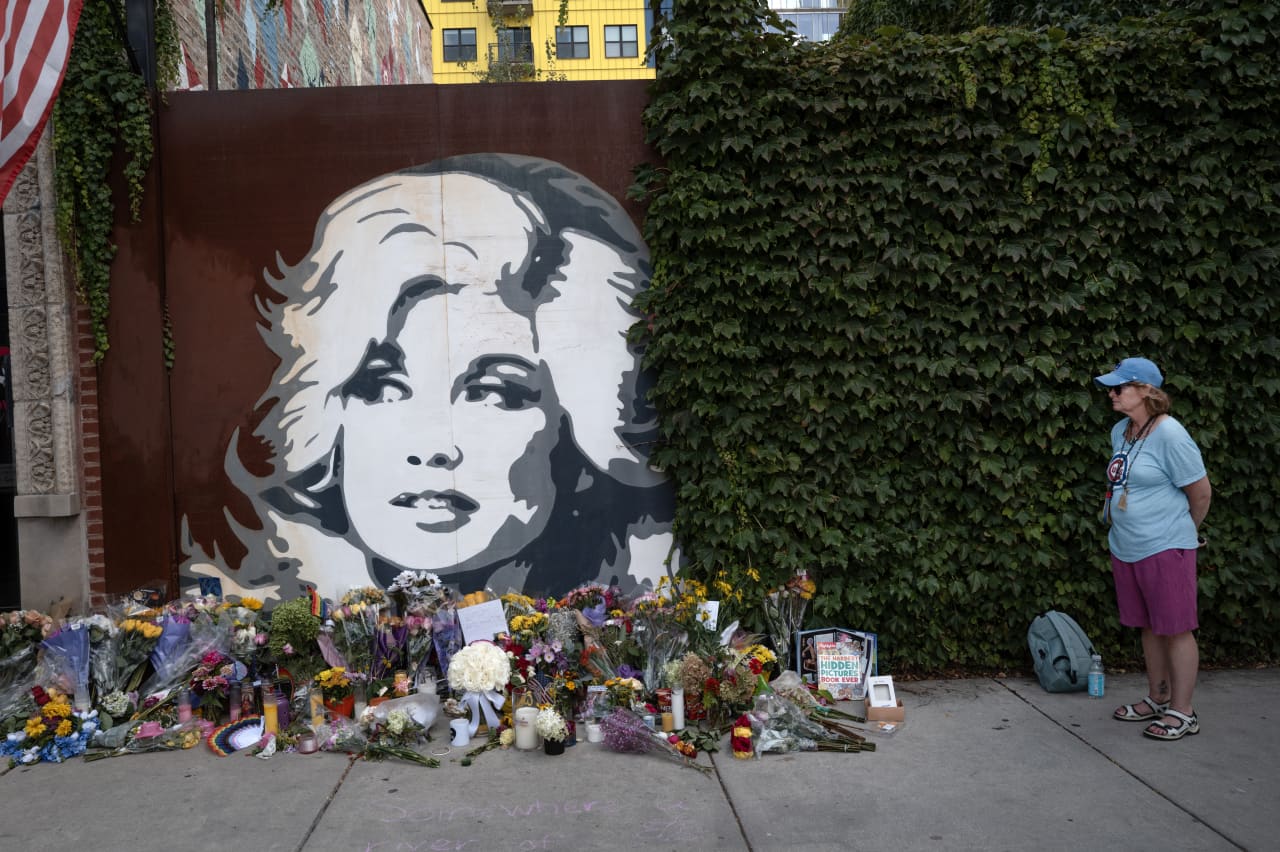 Legal battle continues as Dolly Parton’s estate claims nephew put up barbed wire to avoid summons — MarketWatch