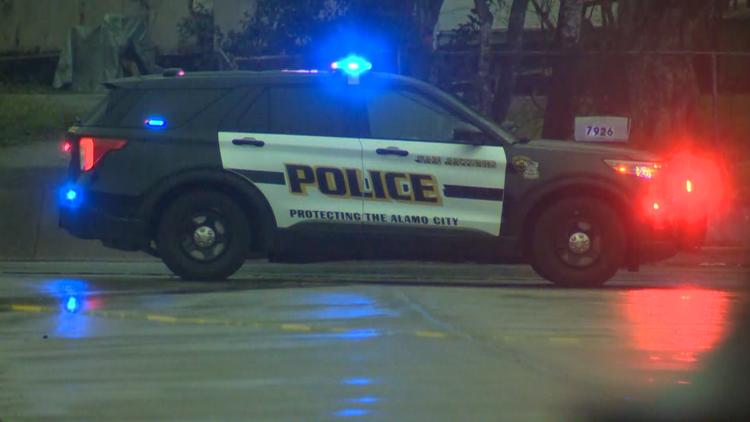 Driver arrested on DWI charge after running red light and crashing into car, police say — KENS 5 (San Antonio)